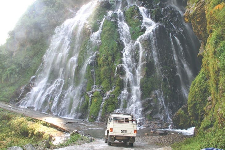 Annapurna Circuit 10 days Itinerary Jeep Crossing the waterfall Chame on the way to Annapurna Circuit
