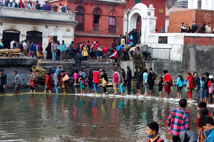 Complete Guide To Enjoy Shivaratri Festival Nepal People crossing Bagmati River to enter Pashupati Temple