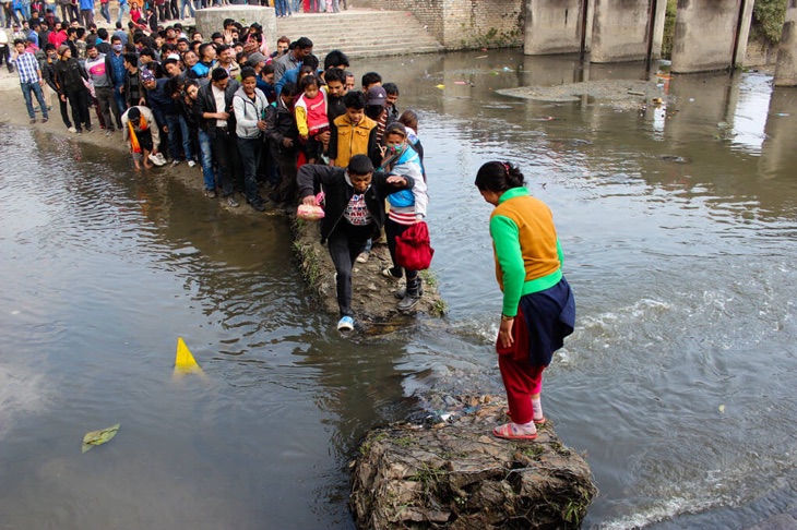 Complete Guide To Enjoy Shivaratri Festival Nepal People crossing river to enter Pashupati Temple